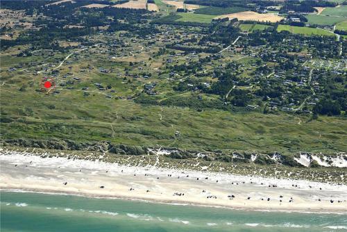 an aerial view of a beach with a group of people at TV1349-Bindslev-Paradisdalen-24 in Bindslev
