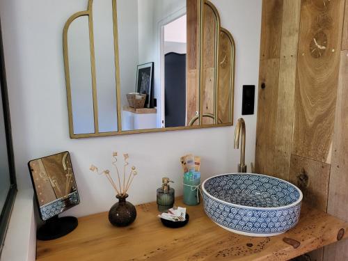 a bathroom with a large bowl sink on a wooden table at Maison familiale à Fouras-Plage & centre à pied in Fouras