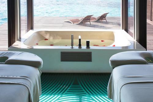 Postel nebo postele na pokoji v ubytování Coco Bodu Hithi - 50 percent off shared roundtrip Speedboat for stays from 1 Sep to 23 Dec 2025