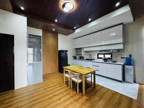 Kuchyň nebo kuchyňský kout v ubytování Vcube Residence - 2BR Apt Near Davao International Airport