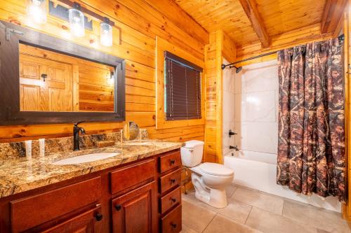 Koupelna v ubytování Sharp Dressed Bear By Avada Properties