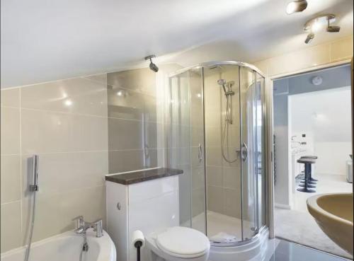 Ένα μπάνιο στο Luxury Modern Mews in Central Cheltenham