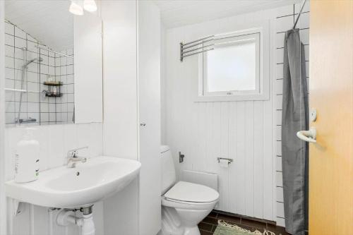 JerupにあるTV1446-Jerup-Bugten-30の洗面台とトイレを備えた白いバスルーム