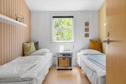 JerupにあるTV1446-Jerup-Bugten-30の窓のある小さな部屋にベッドが2つある
