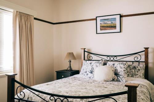 una camera da letto con un letto grande e una finestra di KelBarsie - House - 1 Queen and 2 Singles a Maryborough