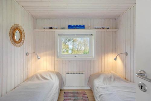 two beds in a room with a window at AE227-Soby-Aero-Lebymarksvej-3 in Leby
