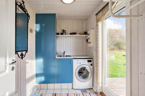a washing machine in a small kitchen with a window at AE227-Soby-Aero-Lebymarksvej-3 in Leby