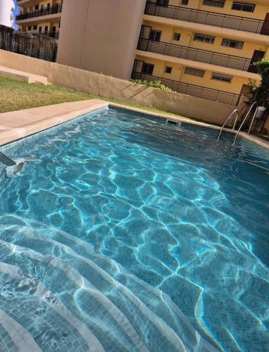 Amplio y tranquilo, 2 terrazas con vistas, piscina y parking gratis