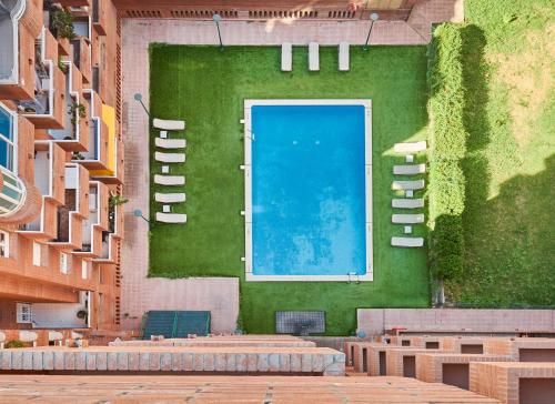 ein großer Pool in der Mitte eines Gebäudes in der Unterkunft Hesperia Sant Joan in Sant Joan Despí