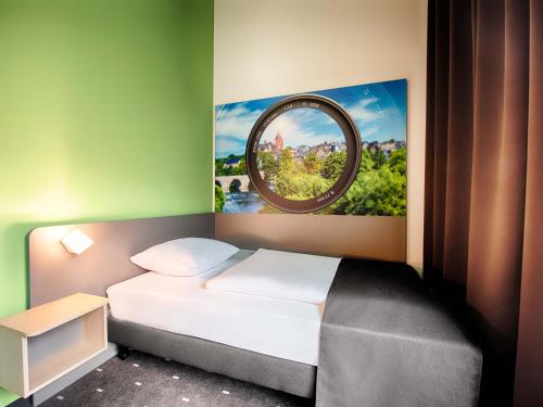 Katil atau katil-katil dalam bilik di B&B Hotel Wetzlar