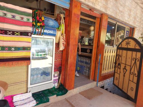 Kasba des Aït MoussaにあるGite Rahhaoui Simoのドアのある店の入り口