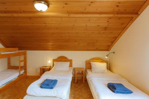 Postel nebo postele na pokoji v ubytování Skålsjögården Timber Lodge