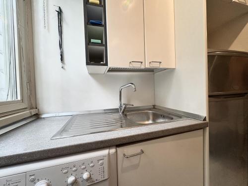 una cocina con fregadero y estufa en San Pietro Apartment Vatican 5 min Walk, en Roma