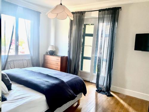 アンヌマスにあるM82 Marquer Jolie chambre en colocationの青いベッドと窓のある寝室