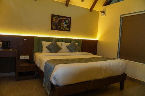 a bedroom with a large bed in a room at Birds Nest Resort in Kinlivli