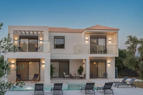 Bazén v ubytování Hariati Villas - An Elegant Escape, by Zantewize nebo v jeho okolí
