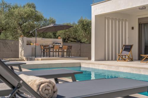 Bazén v ubytování Hariati Villas - An Elegant Escape, by Zantewize nebo v jeho okolí