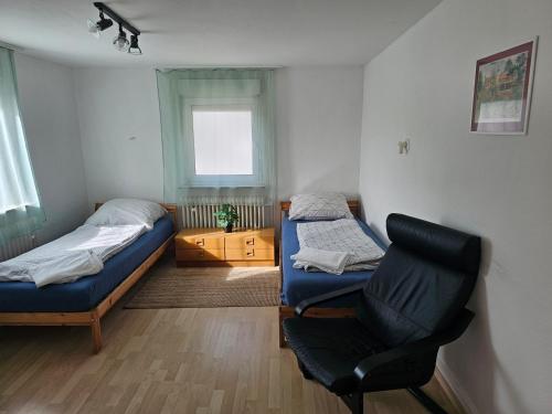 Postel nebo postele na pokoji v ubytování Große Ferienwohnung mit Küche in Besigheim