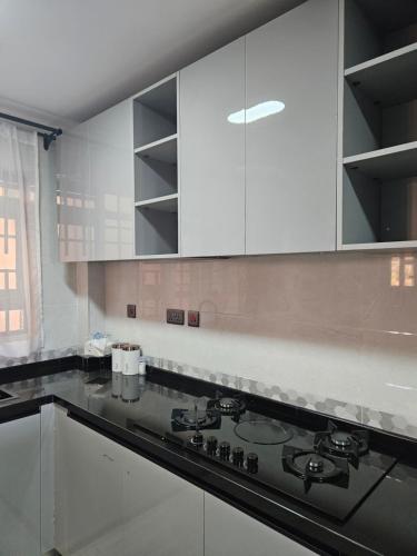 Lumo Residences Eldoretにあるキッチンまたは簡易キッチン