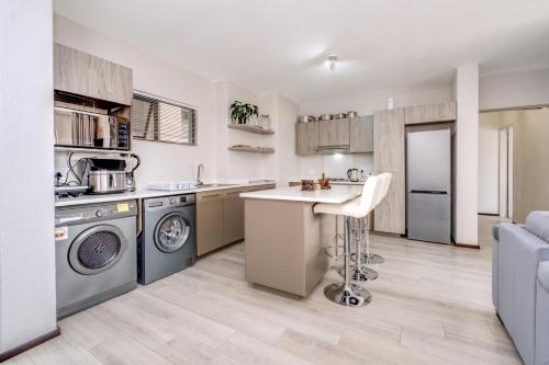 Kuchyň nebo kuchyňský kout v ubytování Modern 3-bedroom Apartment in Broadacres Sandton