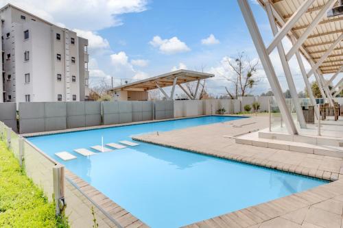 Bazén v ubytování Modern 3-bedroom Apartment in Broadacres Sandton nebo v jeho okolí