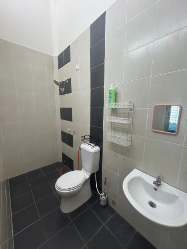 a bathroom with a toilet and a sink at Singgah homestay in Gua Sai