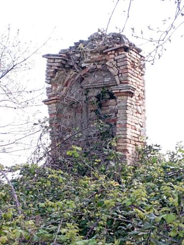 an old brick chimney on top of some bushes at Amor di Lavanda in Cingoli