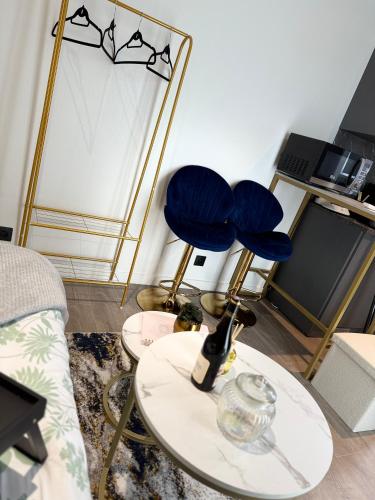 a living room with a table with a lamp on it at Tiny house - piscine et vélos in Vasselay