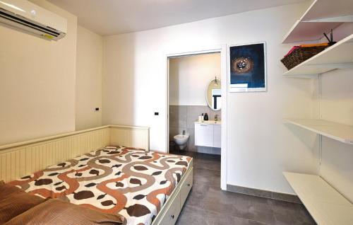 una camera da letto con un letto e un bagno di Stunning Apartment In Chioggia With Wifi a Chioggia