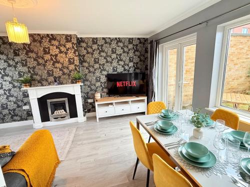 a dining room with a table and a fireplace at Home in between Bath and Bristol - Sleeps 9 guests in Keynsham