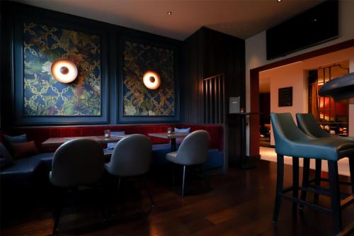a restaurant with a bar with chairs and a table at Best Western Plus Hotel St. Raphael in Hamburg