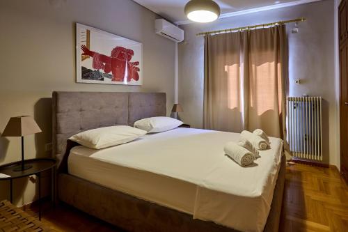 Ένα ή περισσότερα κρεβάτια σε δωμάτιο στο R House Trikala