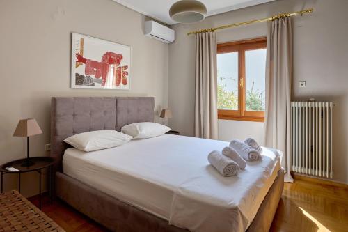 Ένα ή περισσότερα κρεβάτια σε δωμάτιο στο R House Trikala