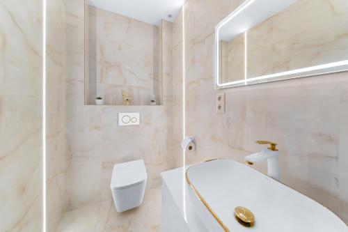 Ένα μπάνιο στο 2-Bedroom Apartment with Balcony and Parking