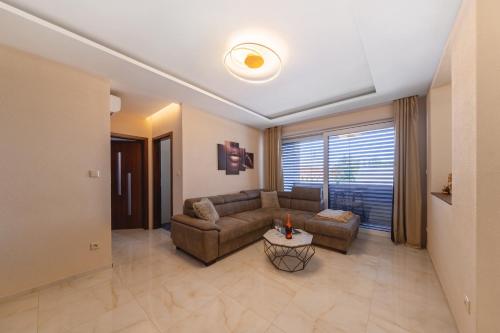 Χώρος καθιστικού στο 2-Bedroom Apartment with Balcony and Parking