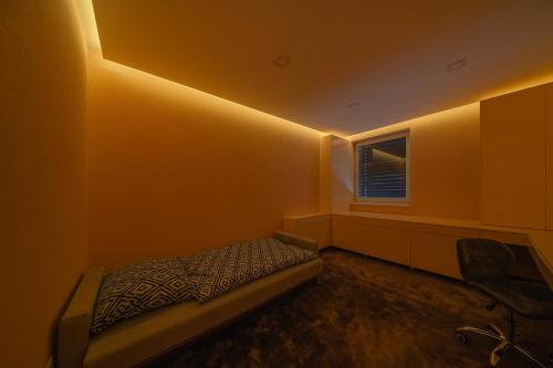 Ένα ή περισσότερα κρεβάτια σε δωμάτιο στο 2-Bedroom Apartment with Balcony and Parking