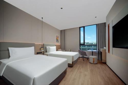 Postel nebo postele na pokoji v ubytování Holiday Inn Express Shanghai on The Bund by IHG