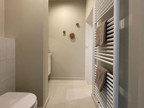 a small bathroom with a toilet and towels at Hoeve Heem in Berg en Terblijt