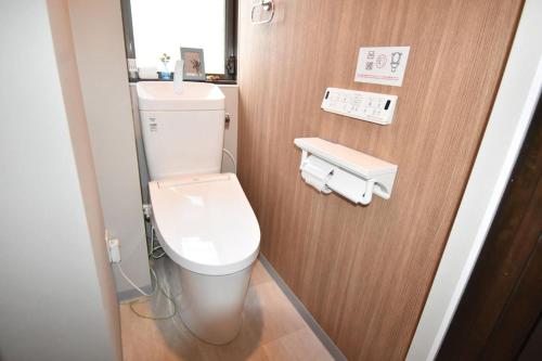 高松市にある瀬の宿のトイレと洗面台のある小さなバスルーム