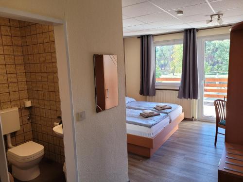 Postel nebo postele na pokoji v ubytování Hotel-Restaurant Hubertus