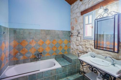 Ένα μπάνιο στο Villa Afroditi Aresti by Sealand Villas