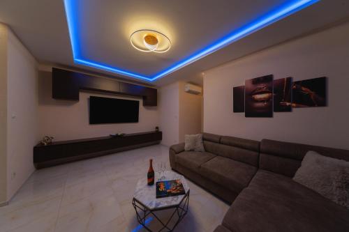 Μια τηλεόραση ή/και κέντρο ψυχαγωγίας στο 2-Bedroom Apartment with Balcony and Parking