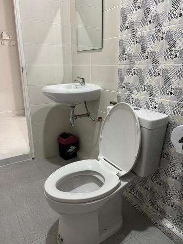 ADNA Single Room near Dannok 1 Mins to Lotus Sadaoにあるバスルーム