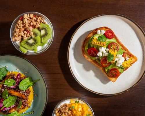 バンコクにあるパーク ハイアット バンコクのテーブル(お皿、ピザ付)