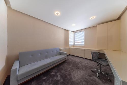 Χώρος καθιστικού στο 2-Bedroom Apartment with Balcony and Parking
