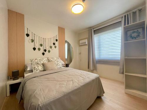 Postel nebo postele na pokoji v ubytování A and A Place 1BR Unit at The Hive Condo Taytay Rizal