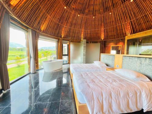 Una cama o camas en una habitación de Minh Anh BamBoo