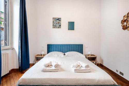 ein Schlafzimmer mit einem Bett mit zwei Handtüchern darauf in der Unterkunft Eleganza e charme a due passi da Piazza di Spagna in Rom