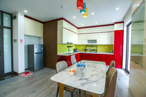 Mango Riverside Hotel & Apartment - Hai Phongにあるキッチンまたは簡易キッチン