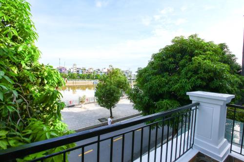 Mango Riverside Hotel & Apartment - Hai Phongにあるバルコニーまたはテラス